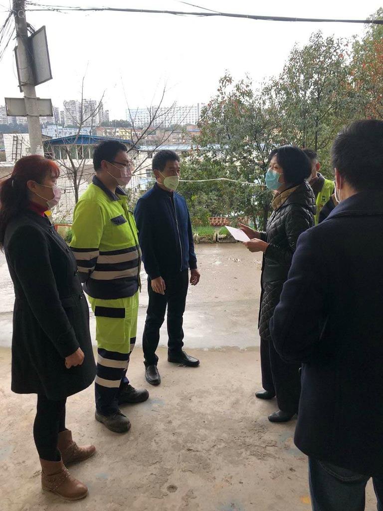 02 （王晓波看望慰问一线职工代表周特生家属）.jpg