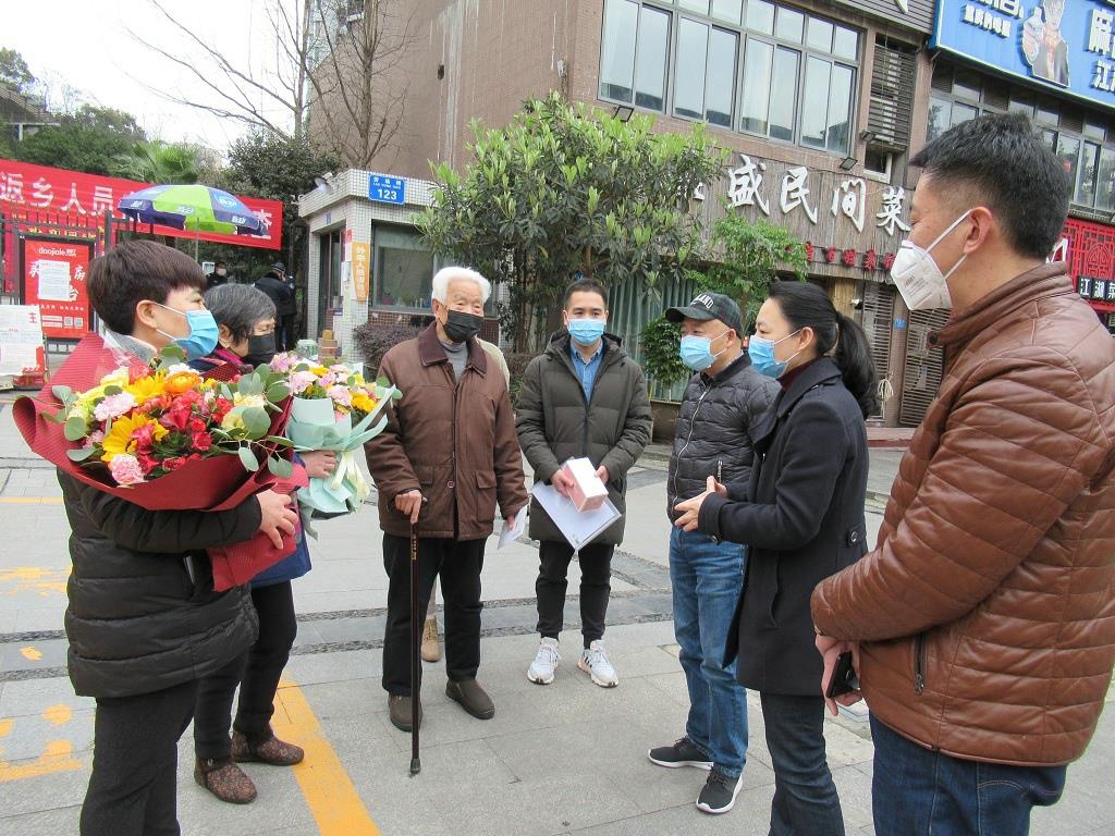 市环卫集团工会组织开展“面对面、零距离，携手共抗肺炎疫情”走访慰问活动.jpg