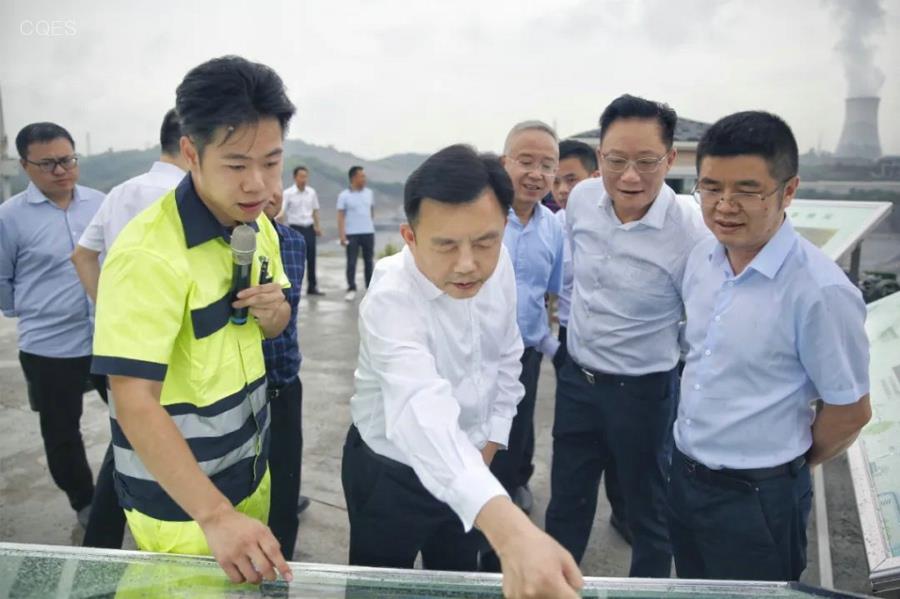 1.党委书记、董事长陈速在洛碛生活垃圾应急填埋场.jpg