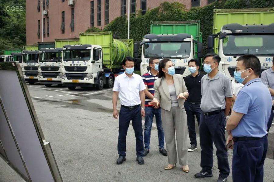 2.党委副书记、总经理曲斌在陈庹路垃圾转运站.jpg