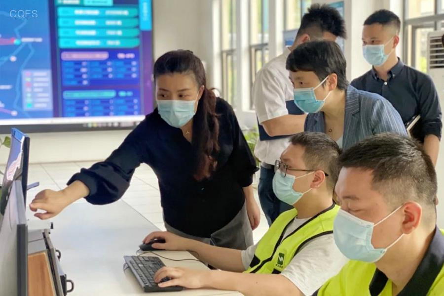 3.党委委员、监事会主席罗莹在走马垃圾二次转运站.jpg