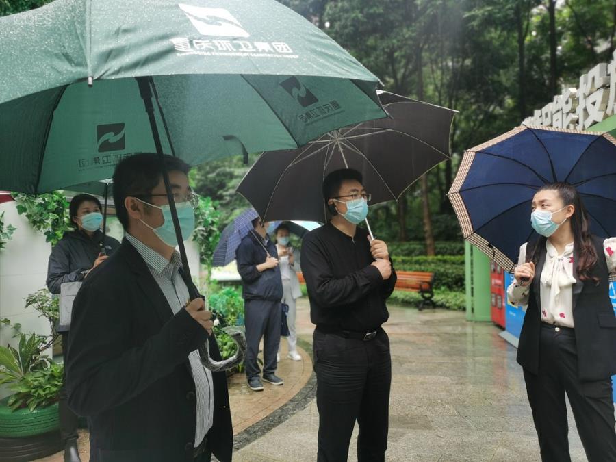 6.党委副书记、工会主席罗家富在鲁能新城垃圾分类示范小区.jpg