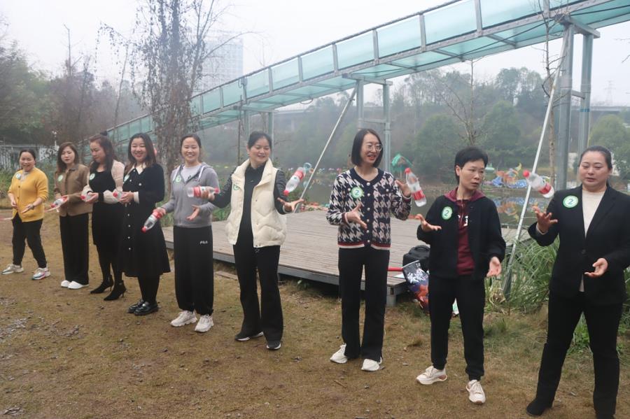 3月8日，固废运输公司工会与北碚区运输公司工会联合开展“三月芳菲·灼灼韶华”女职工文体活动，这是移形换位之顺丢矿泉水游戏现场。.JPG