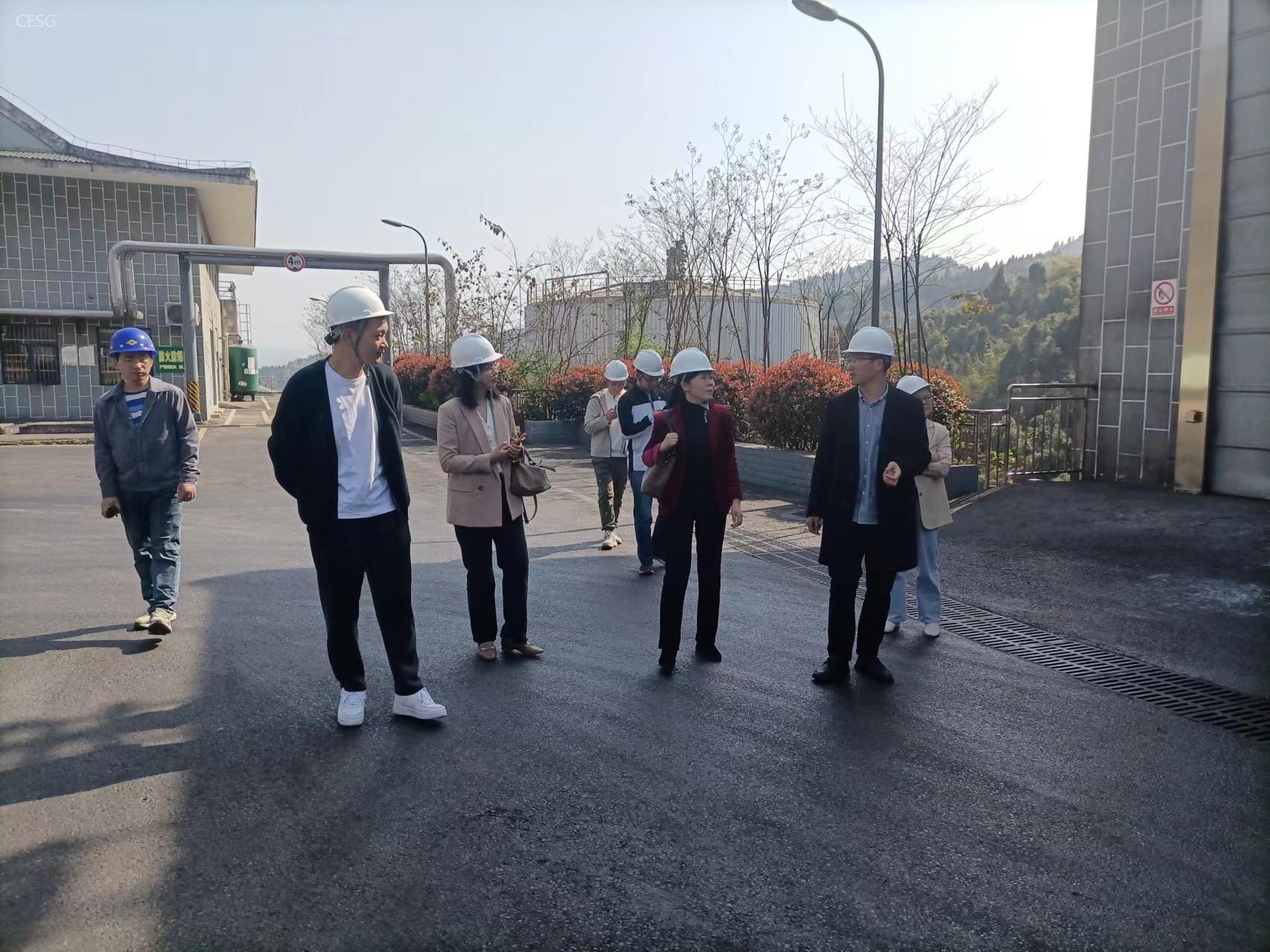 长江师范学院绿色智慧环境学院丁世敏院长一行参观涪陵益晖公司.jpg